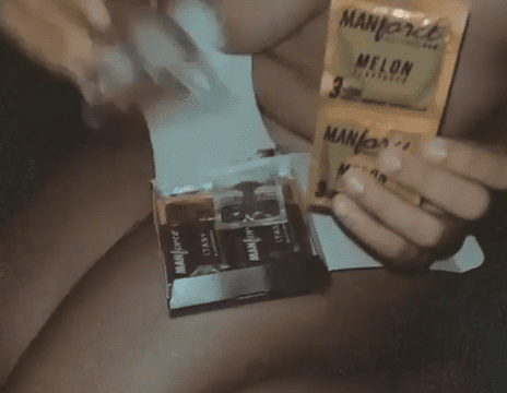 Moti gand ladki doggypose me sex karti hai condom lagakar