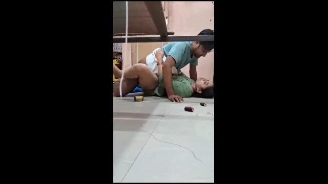 Beautiful Bhabhi Ko Floor pe lita ke chooda