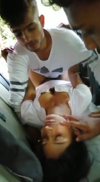 collage girl ki chud ka pani nikala dosto ke sath mil ke