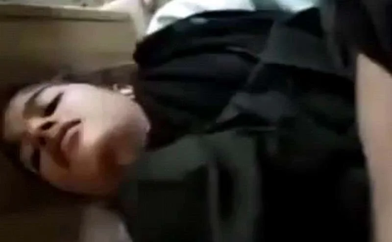 Bench Pe Leta Ke College Girl Ko Uske junier ne choda